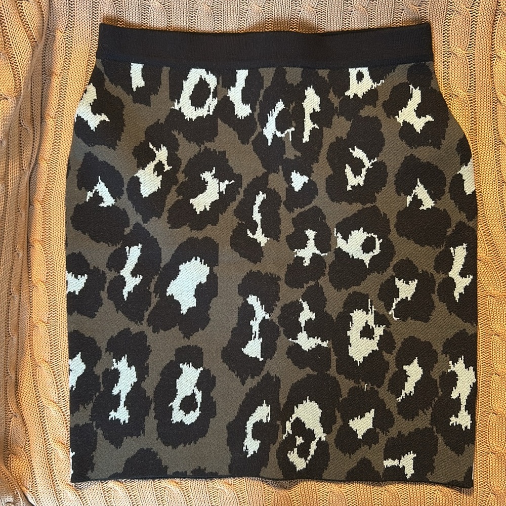 Romeo & Juliet Couture Skirt Medium NWT